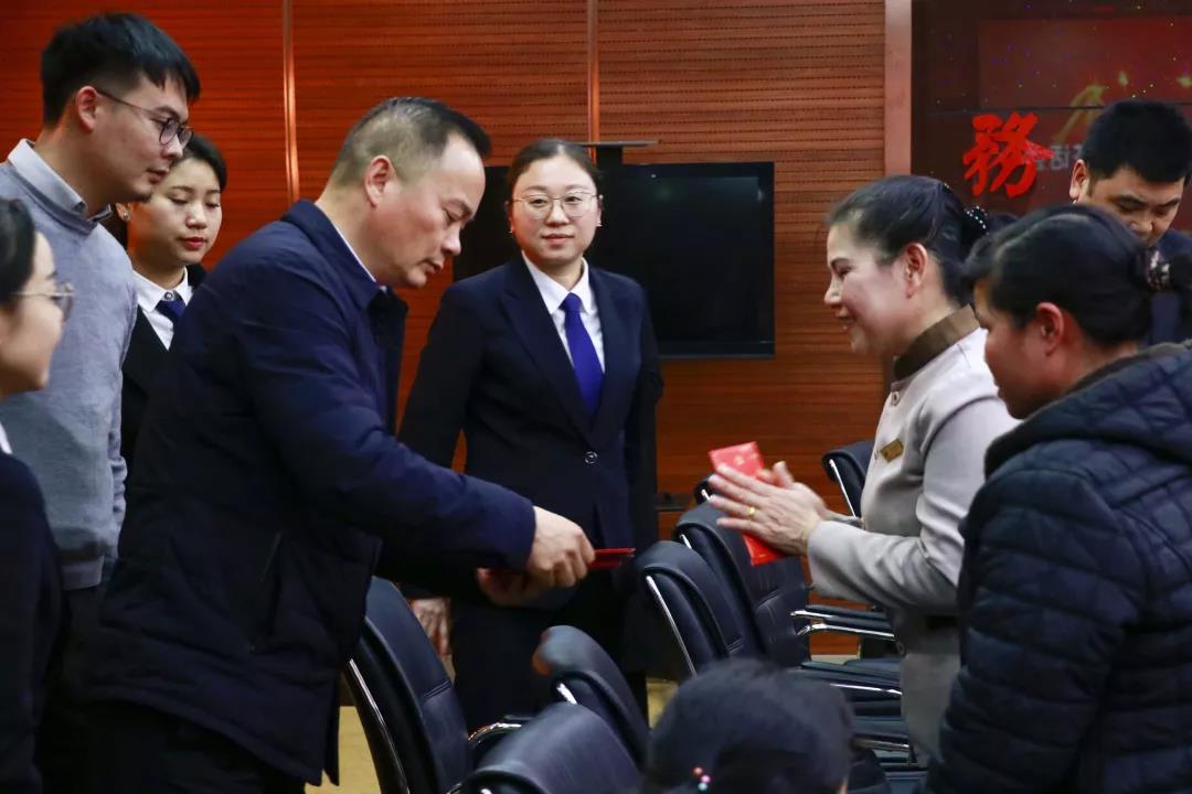 慰問(wèn)困難職工　真情關(guān)愛暖人心